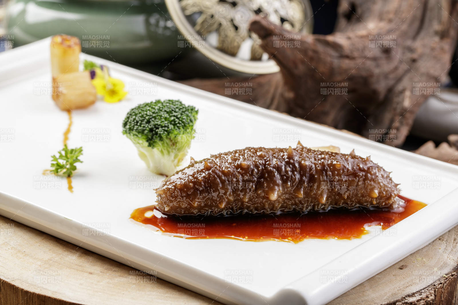 白色瓷盘装的捞汁梅花参图片