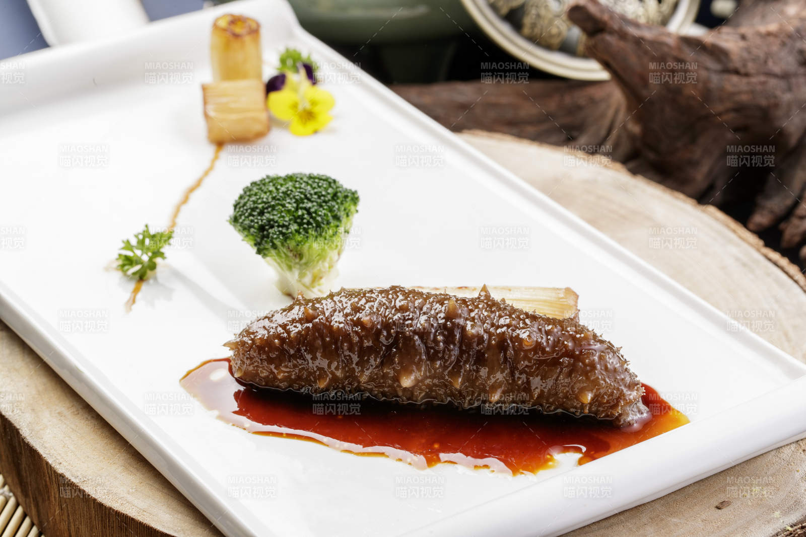 白色瓷盘装的捞汁梅花参图片