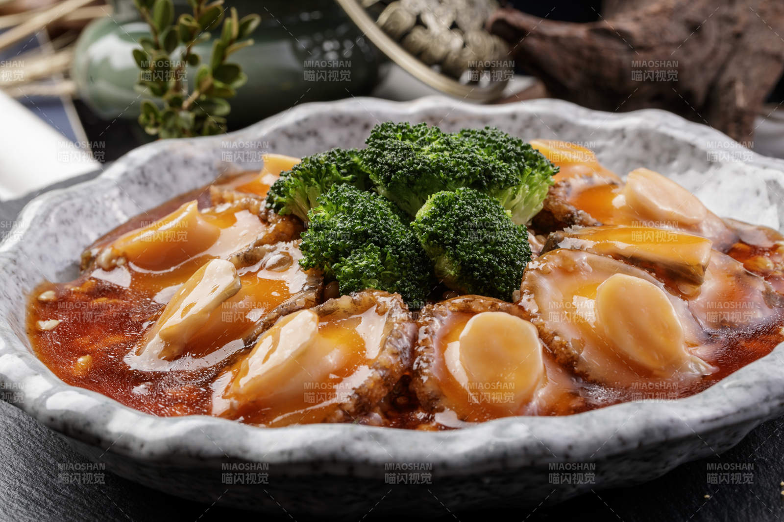 精美餐具装的鸡汁浓汤顿鲜鲍鱼图片