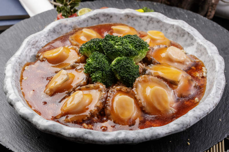 精美餐具装的鸡汁浓汤顿鲜鲍鱼图片