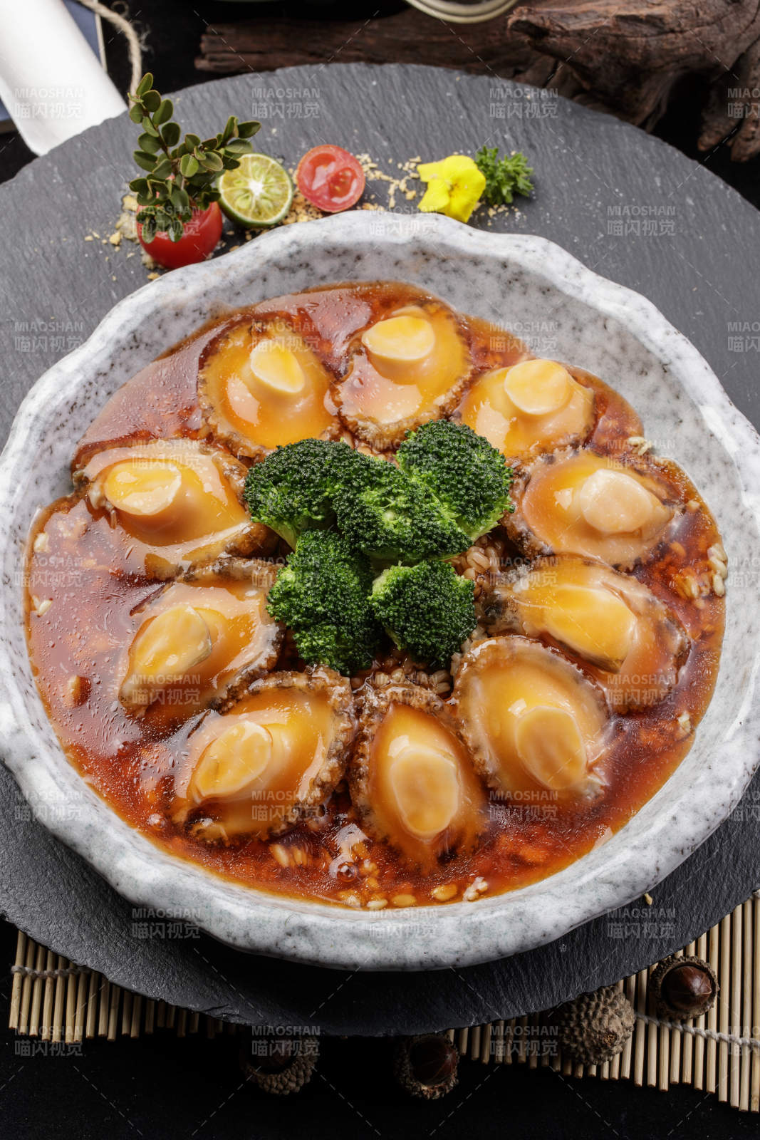 精美餐具装的鸡汁浓汤顿鲜鲍鱼图片