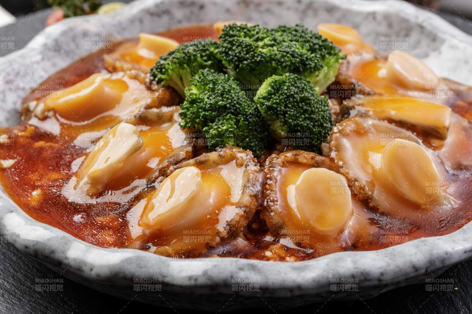 精美餐具装的鸡汁浓汤顿鲜鲍鱼图片