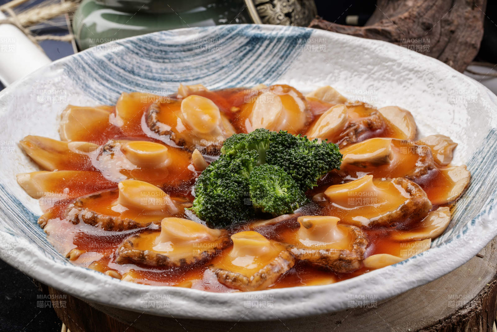 精美餐具装的鸡汁浓汤顿鲜鲍鱼图片