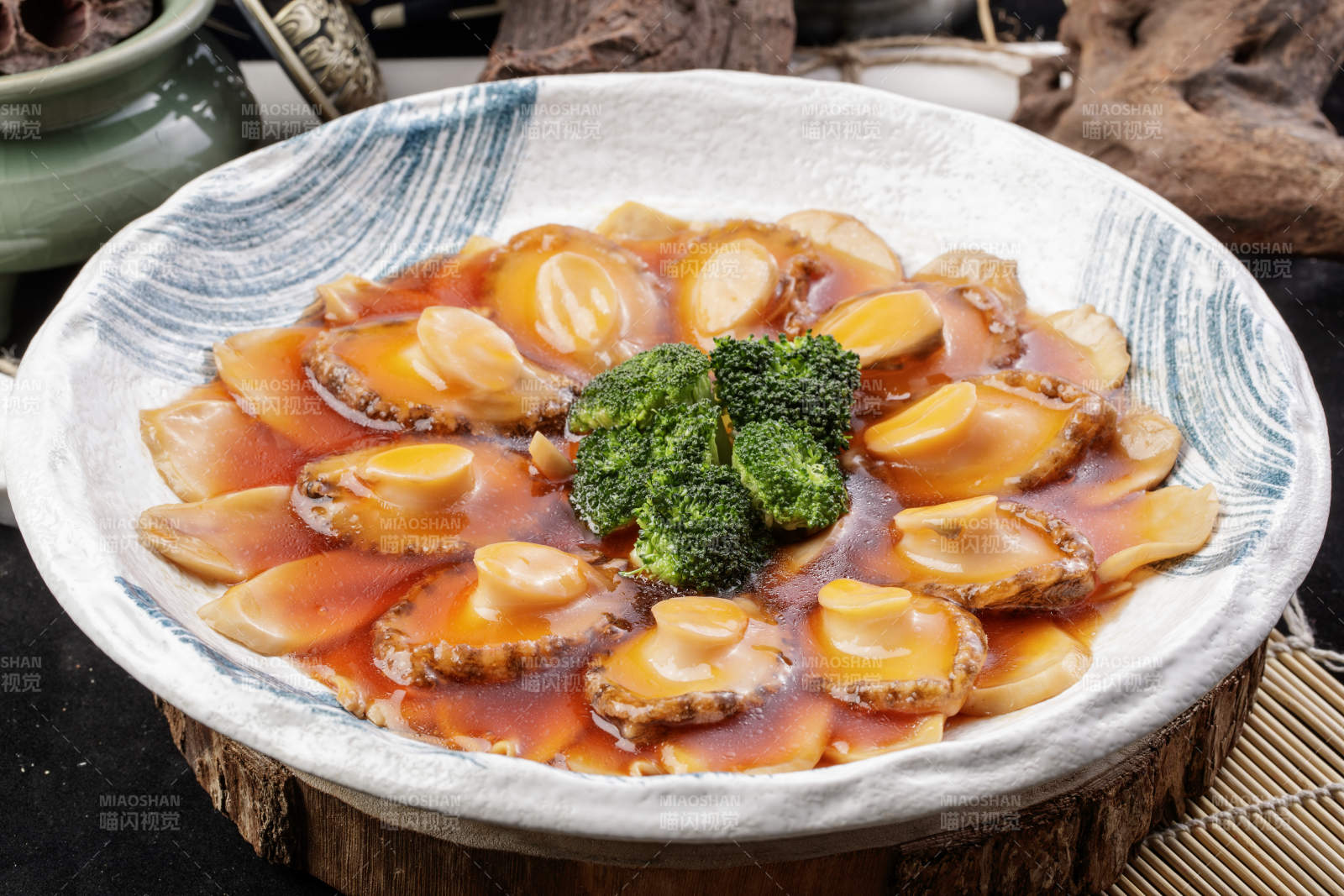 精美餐具装的鸡汁浓汤顿鲜鲍鱼图片