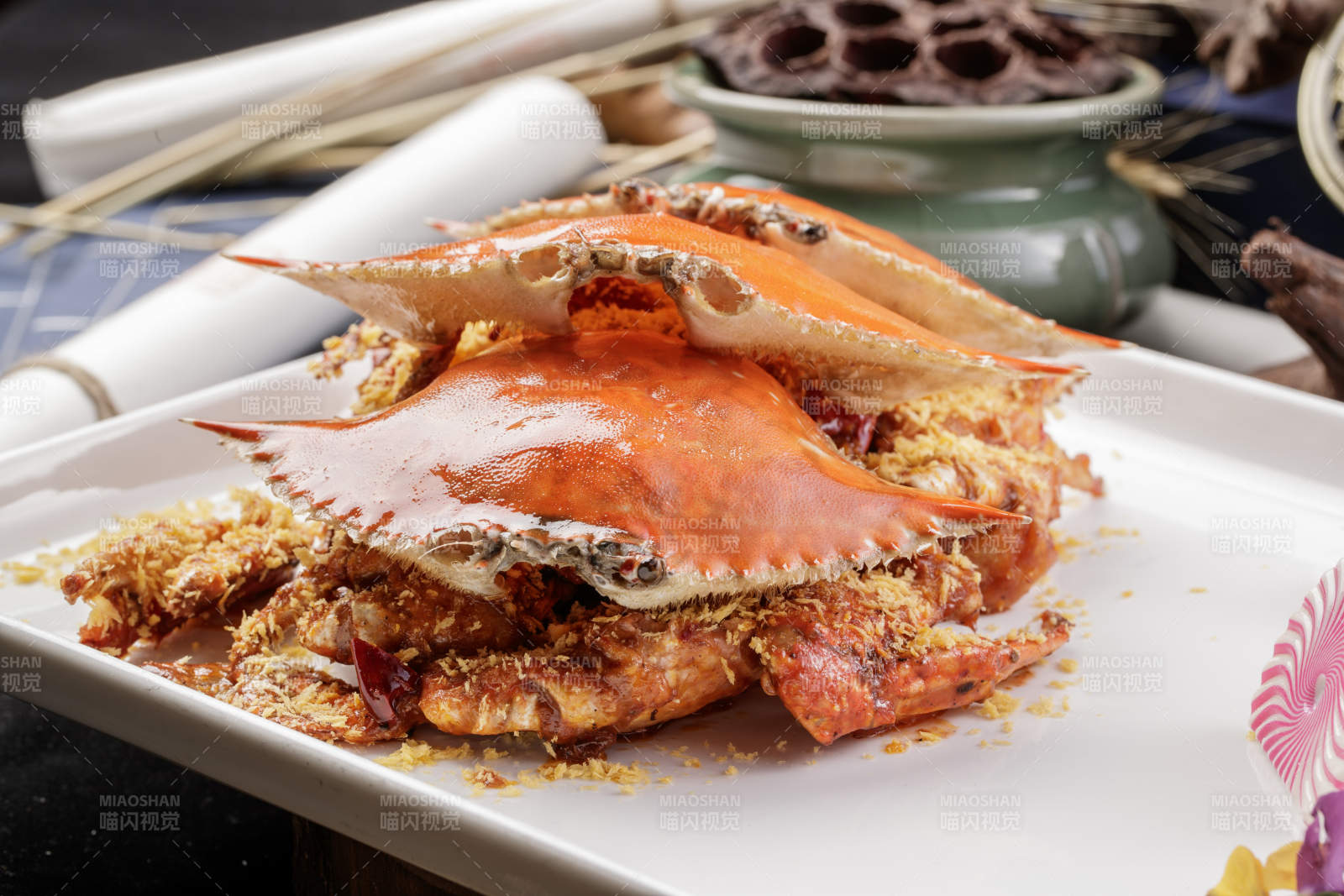 白色瓷盘装的避风塘炒海蟹图片