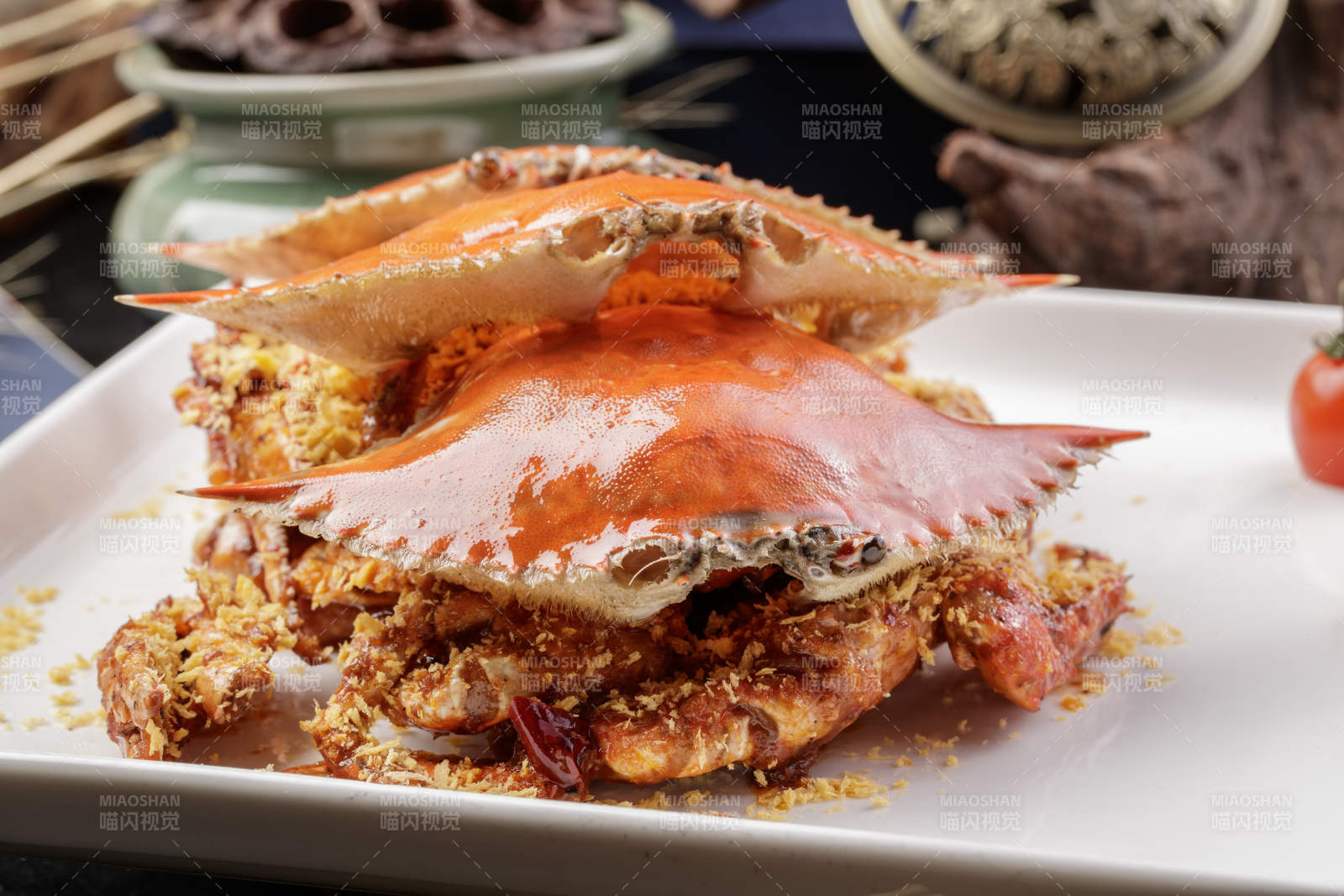 白色瓷盘装的避风塘炒海蟹图片
