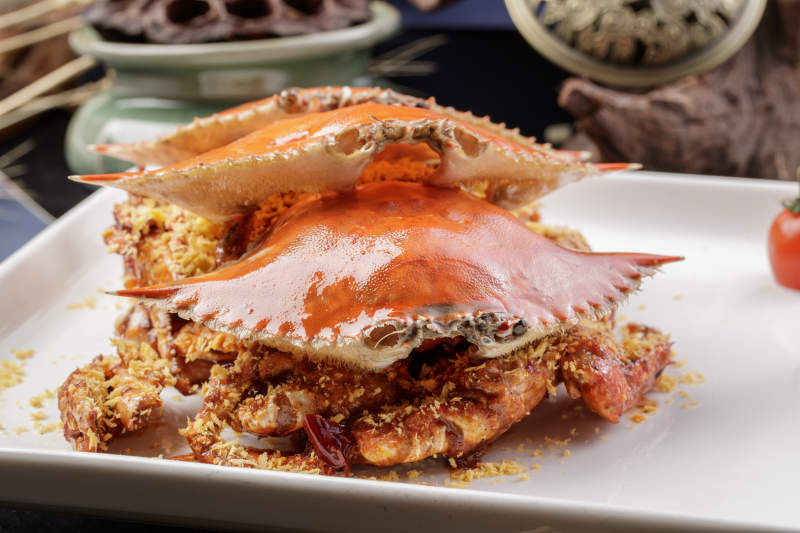 白色瓷盘装的避风塘炒海蟹图片