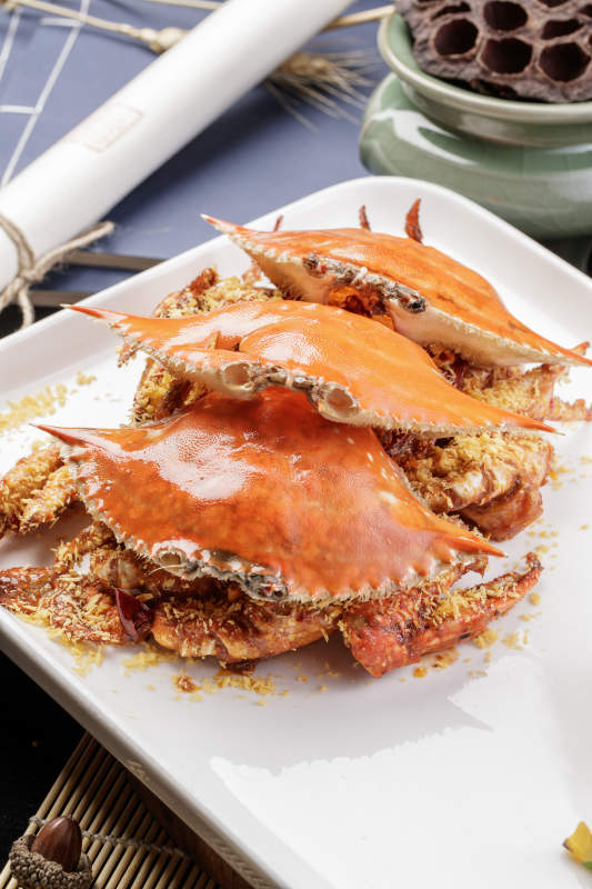 白色瓷盘装的避风塘炒海蟹图片