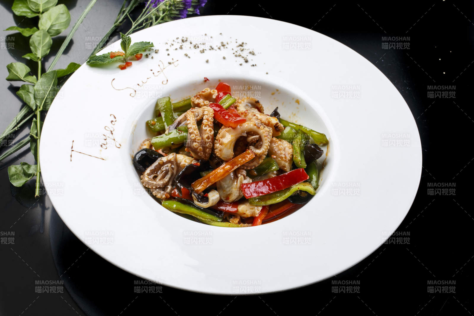 白色圆形瓷盘装的海鲜酱爆八爪鱼图片