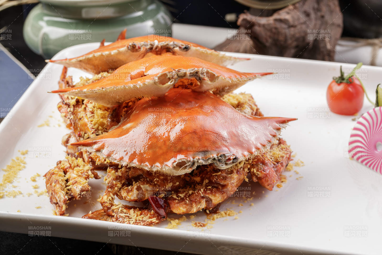 白色瓷盘装的避风塘炒海蟹图片