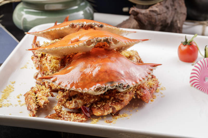 白色瓷盘装的避风塘炒海蟹图片
