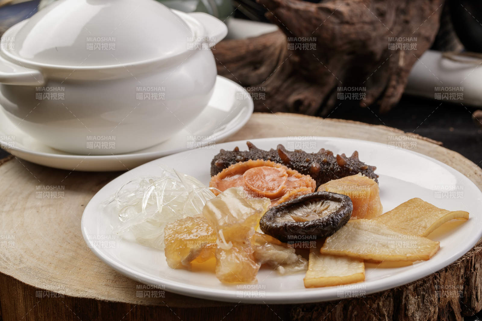 松木菜板上的白瓷餐具撞得浓汤海鲜滋补汤羹图片