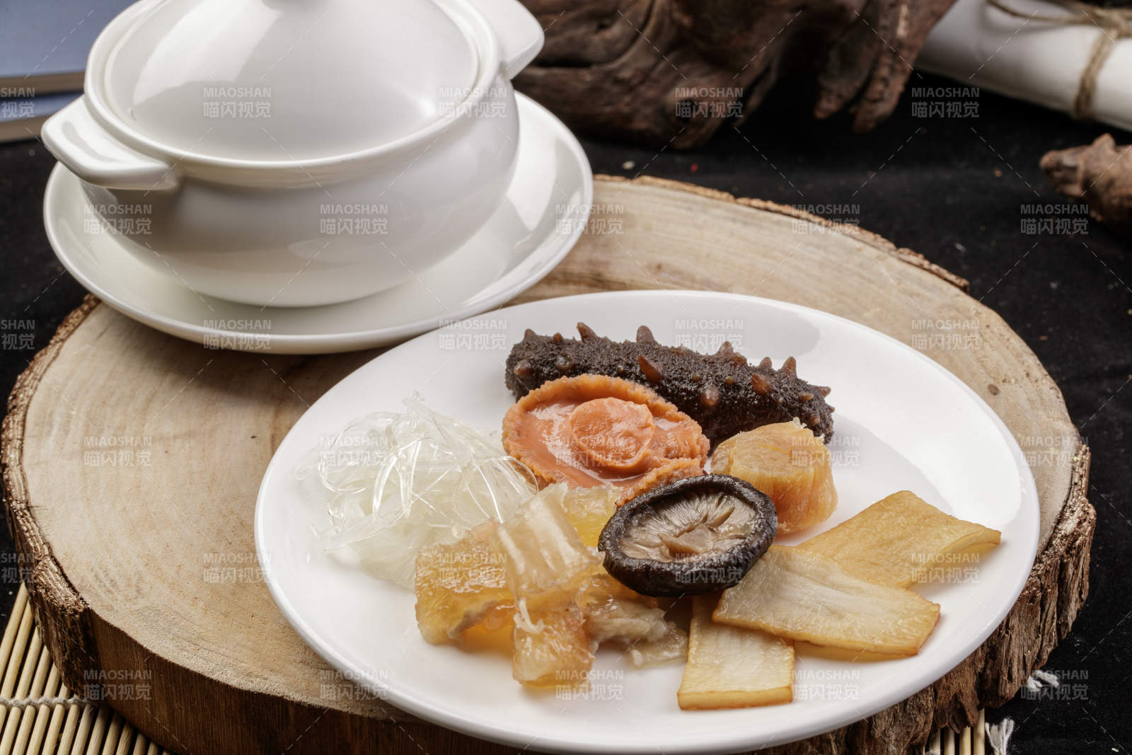 松木菜板上的白瓷餐具撞得浓汤海鲜滋补汤羹图片