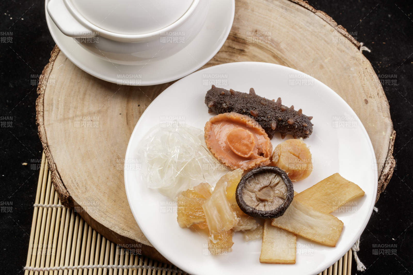 松木菜板上的白瓷餐具撞得浓汤海鲜滋补汤羹图片