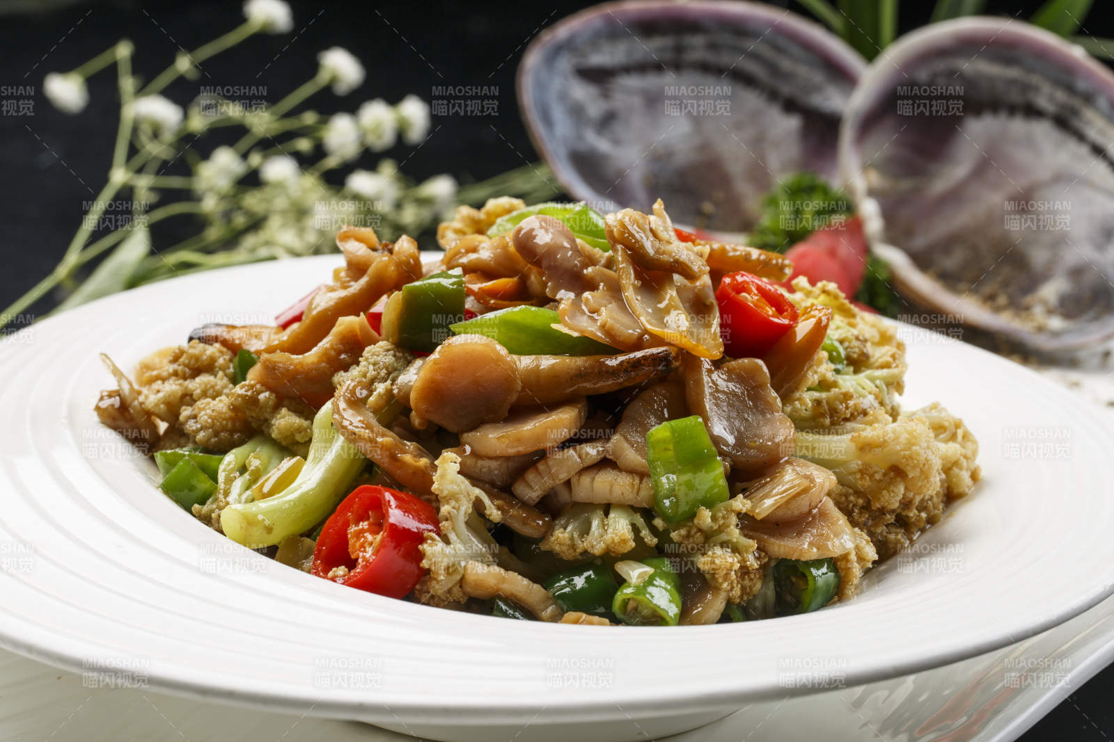 圆形白瓷盘装的有机菜花炒天鹅蛋图片