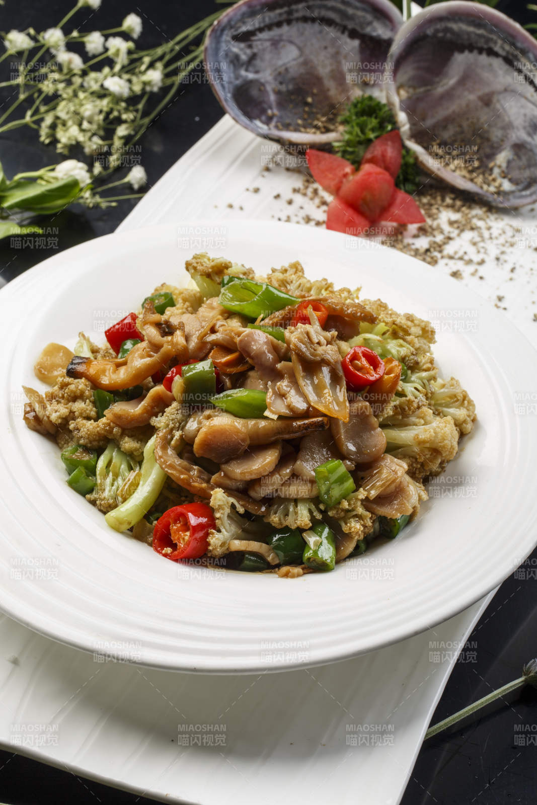 圆形白瓷盘装的有机菜花炒天鹅蛋图片