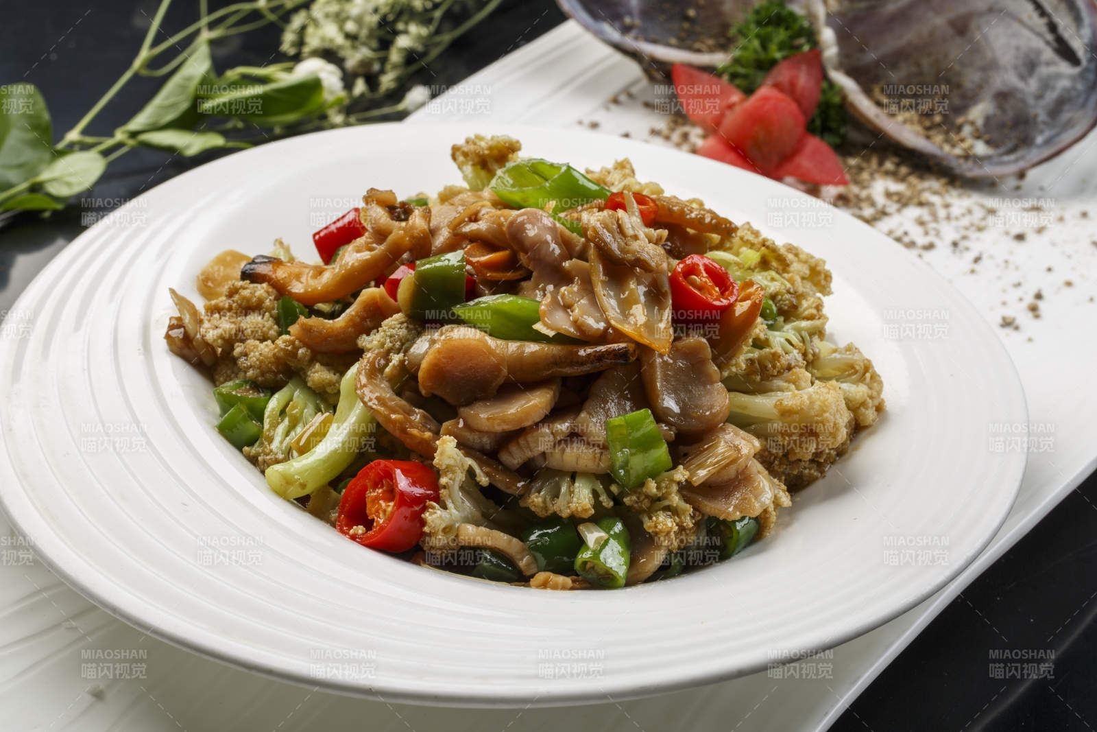 圆形白瓷盘装的有机菜花炒天鹅蛋图片