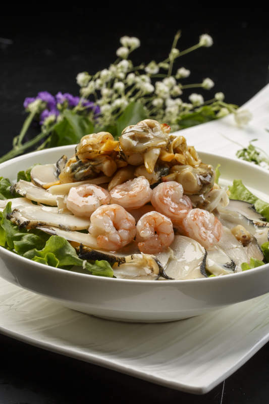 白色圆瓷盘装的捞汁海三鲜图片