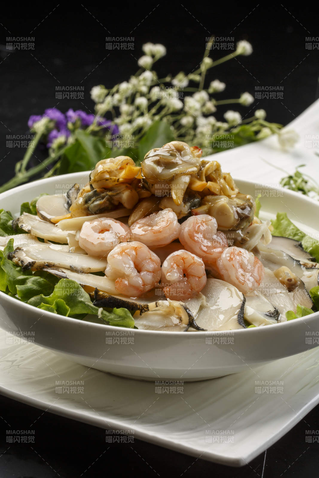 白色圆瓷盘装的捞汁海三鲜图片