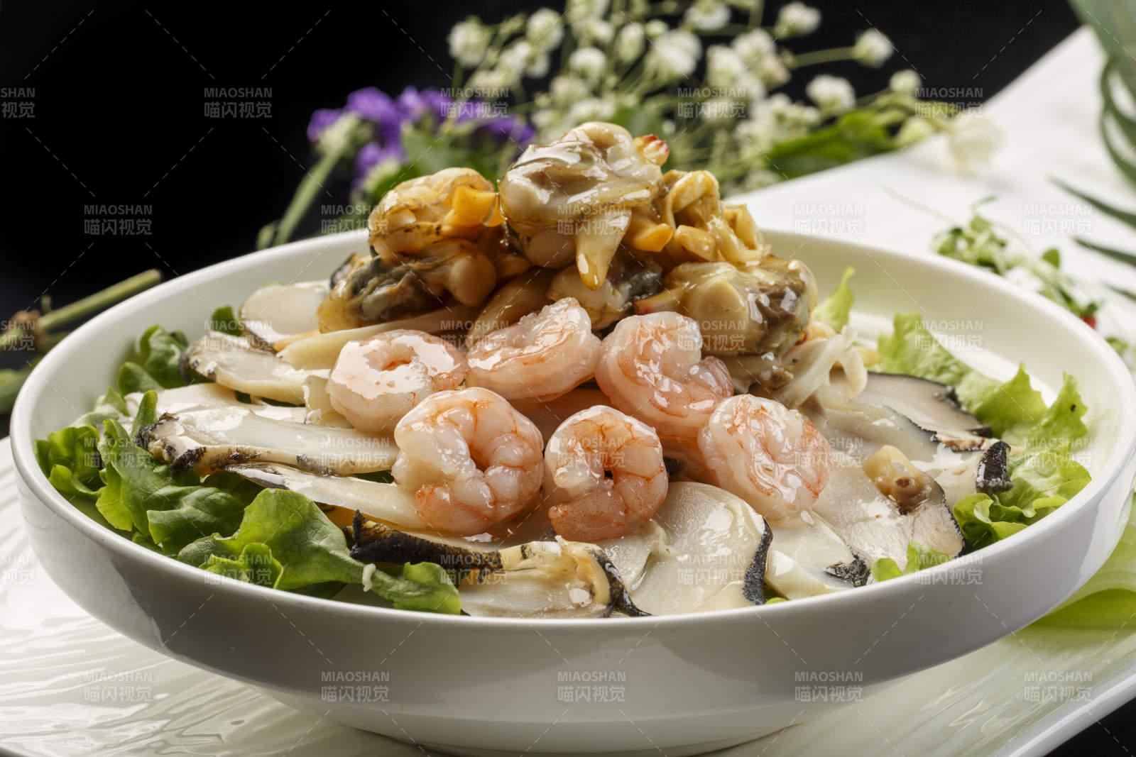 白色圆瓷盘装的捞汁海三鲜图片