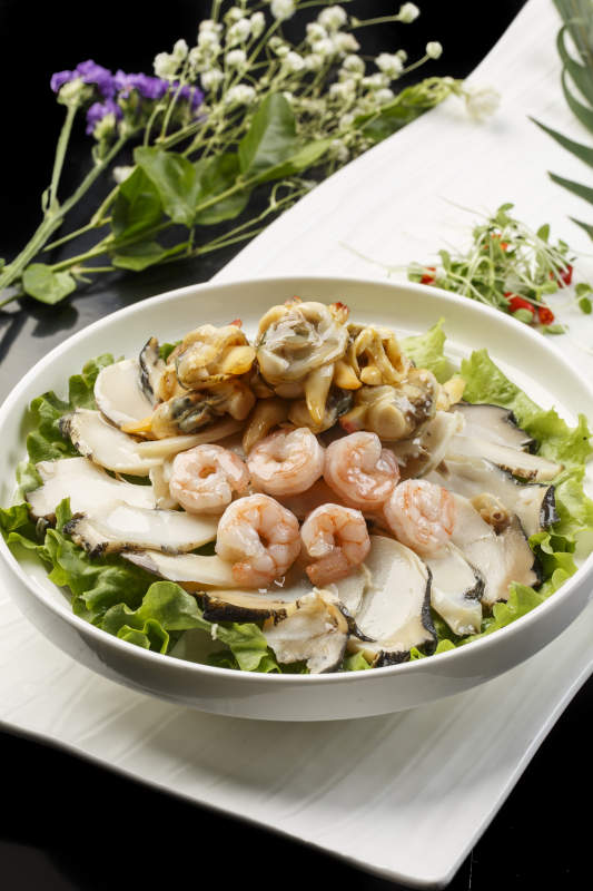 白色圆瓷盘装的捞汁海三鲜图片