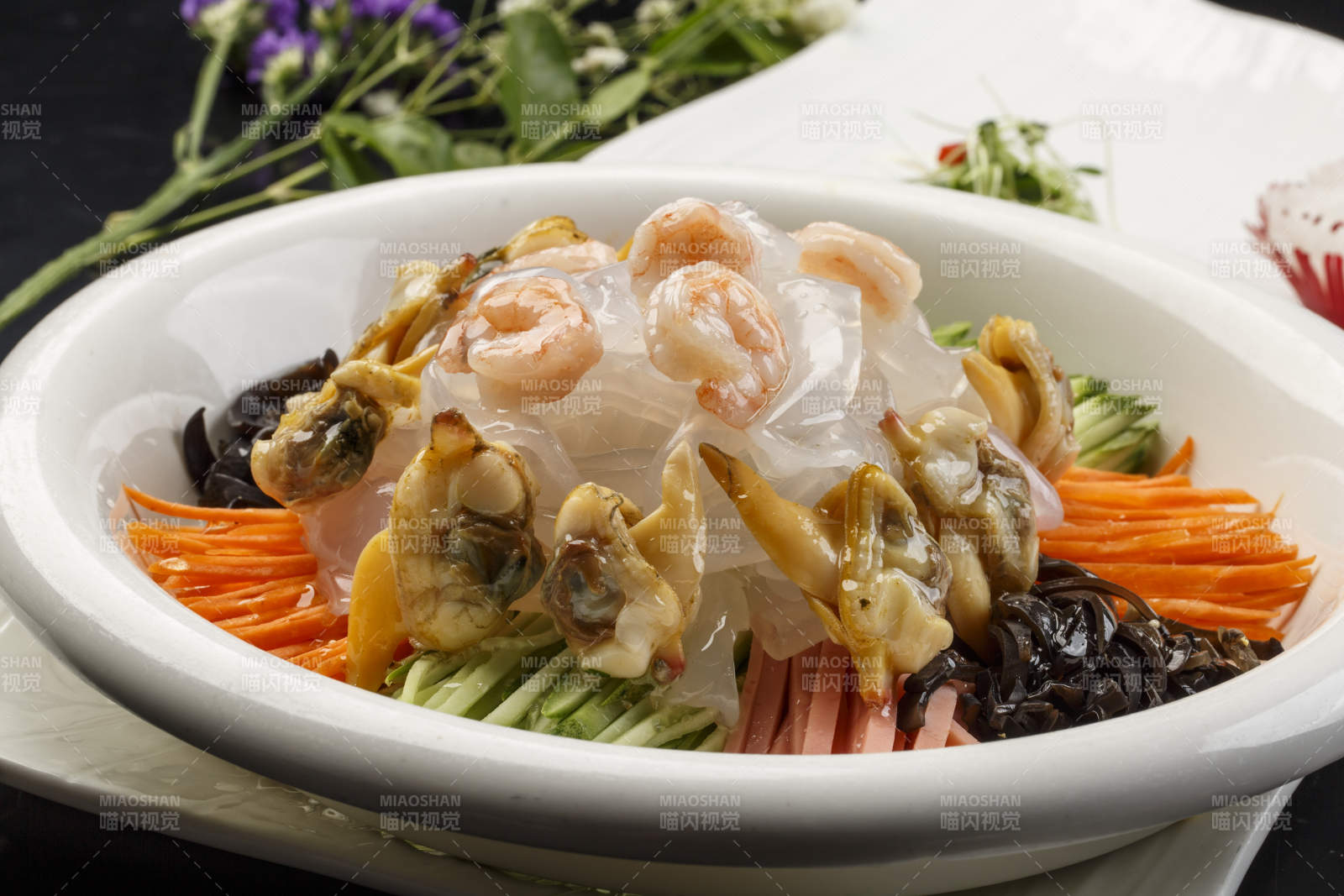 白色圆瓷盘装的海鲜大拉皮图片