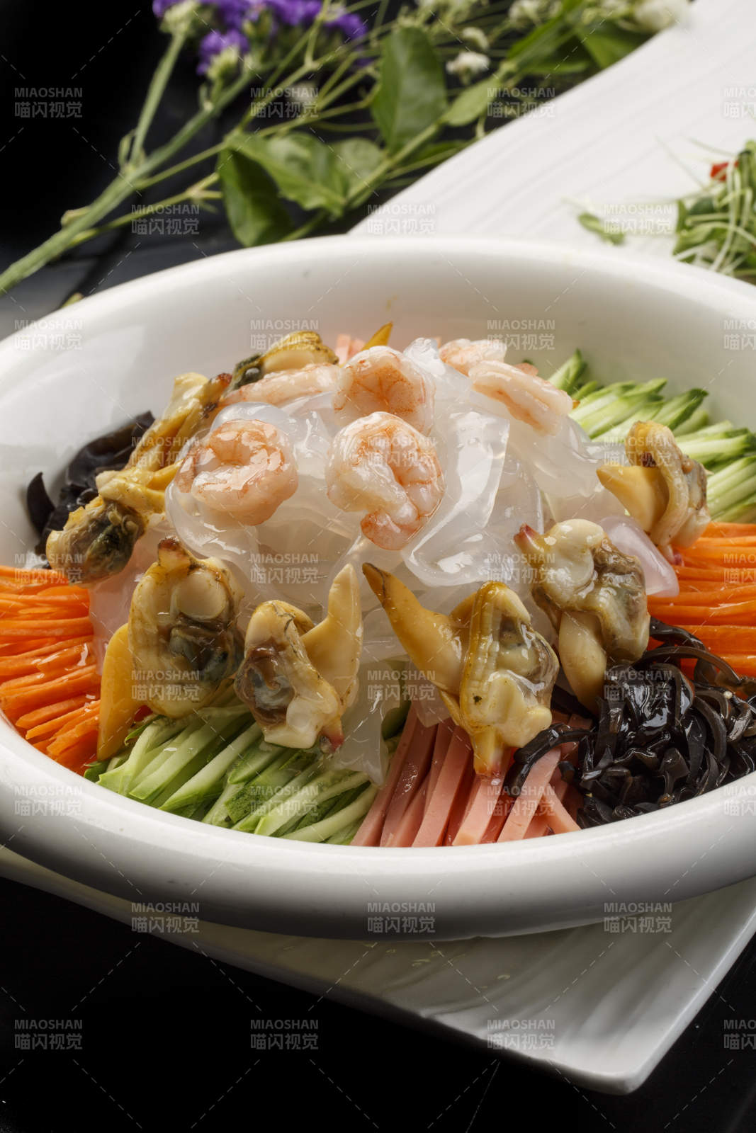 白色圆瓷盘装的海鲜大拉皮图片