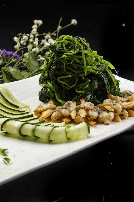 白色长方形瓷盘装的菠菜拌蛤肉图片