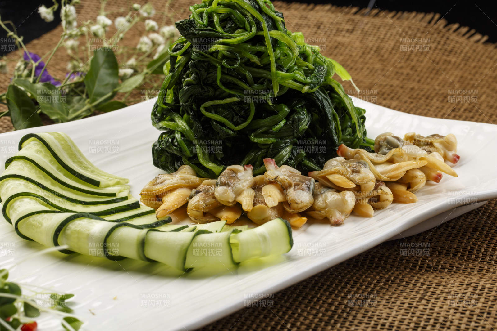 白色长方形瓷盘装的菠菜拌蛤肉图片