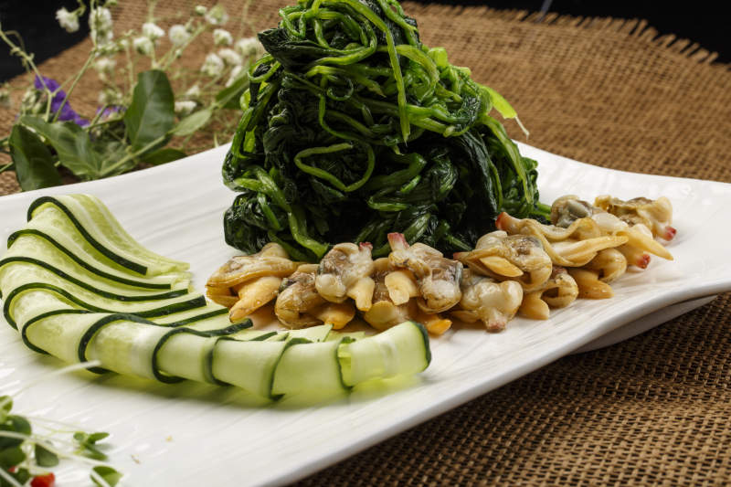 白色长方形瓷盘装的菠菜拌蛤肉图片