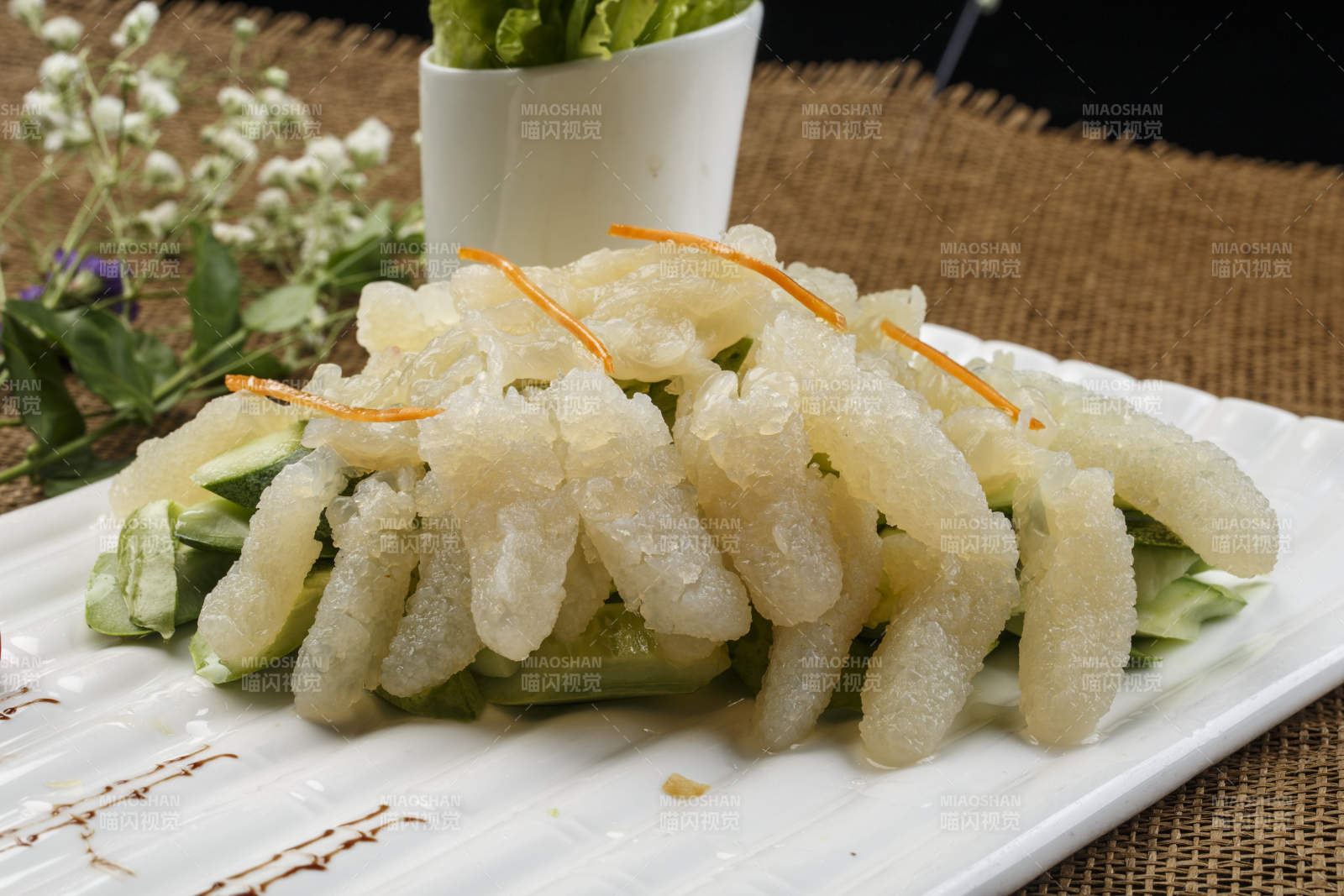 白色瓦楞瓷盘装的老醋蛰头图片