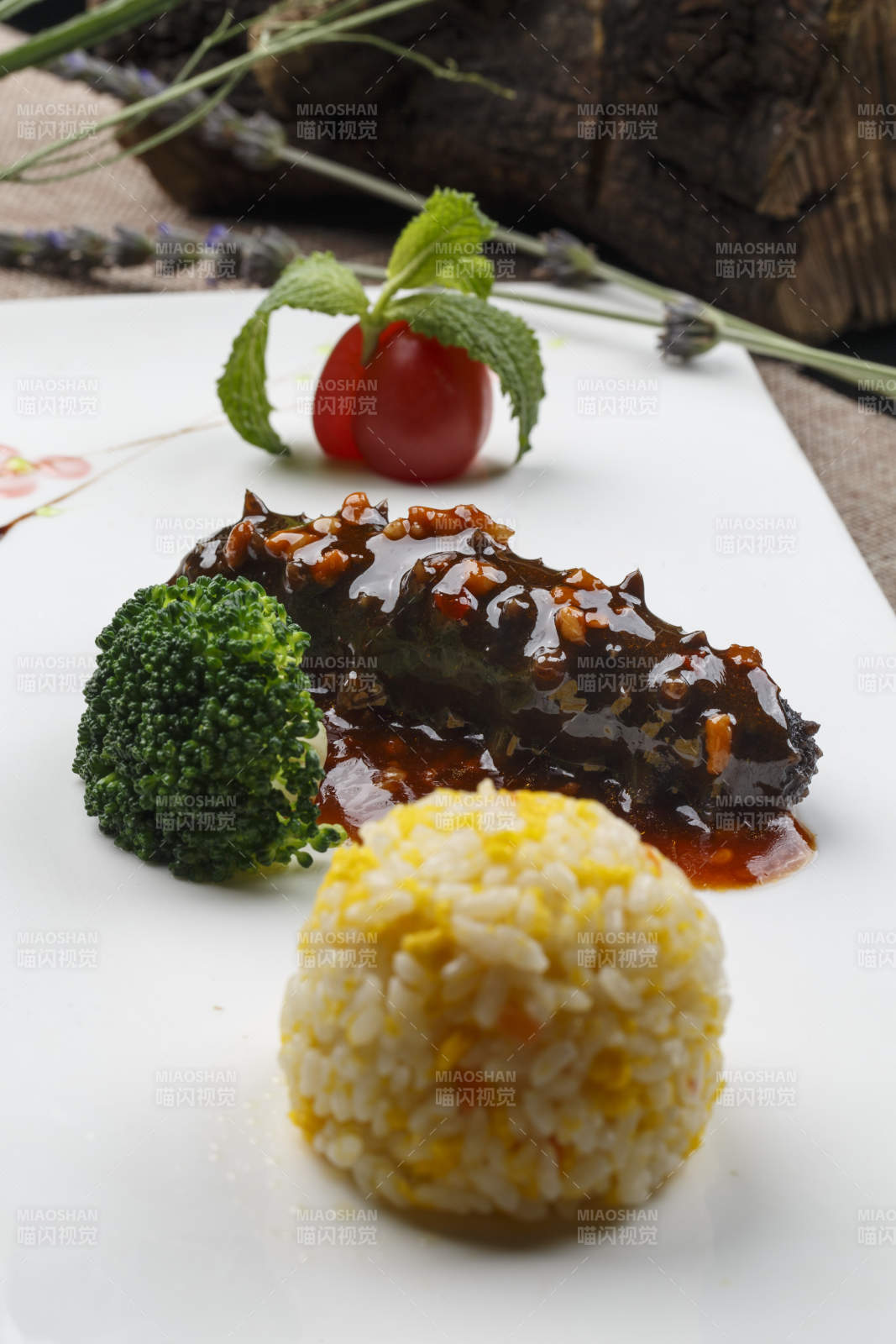 长方形白瓷盘装的肉酱海参捞饭图片