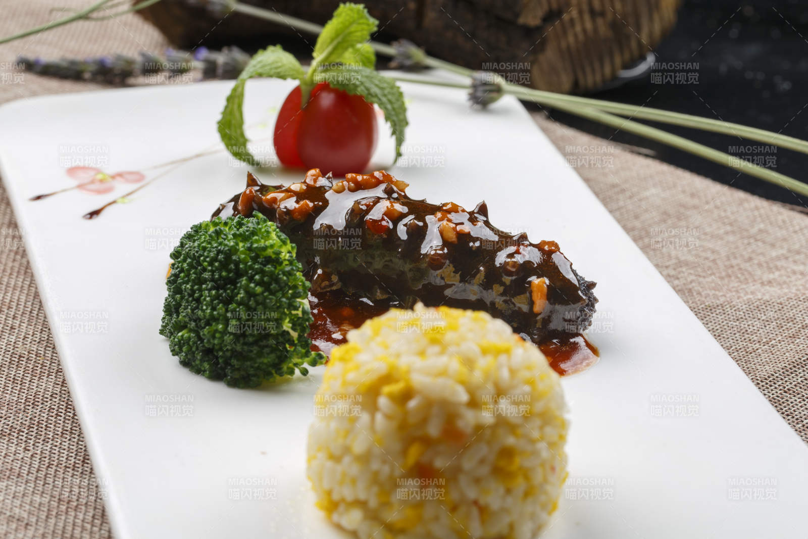 长方形白瓷盘装的肉酱海参捞饭图片