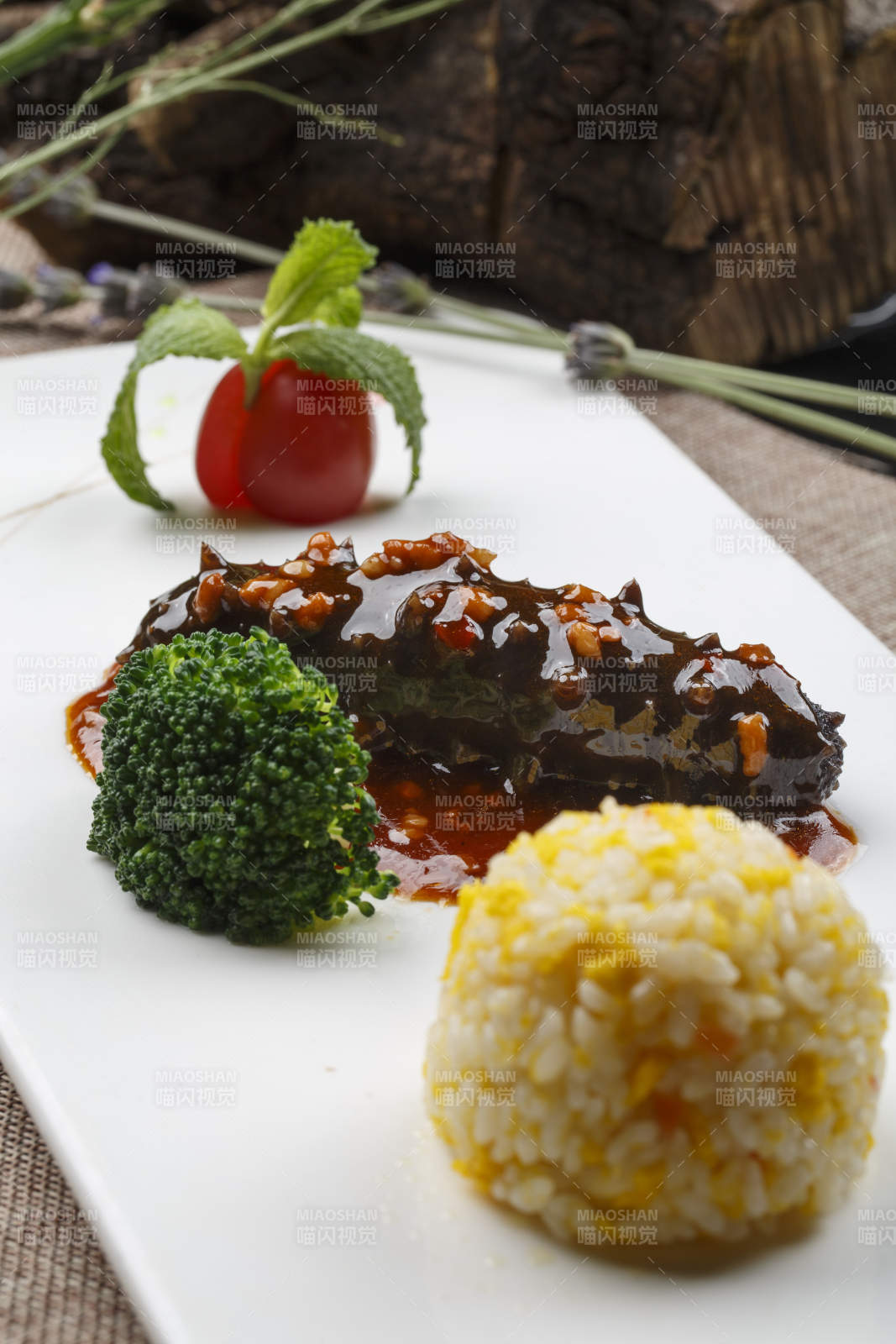 长方形白瓷盘装的肉酱海参捞饭图片