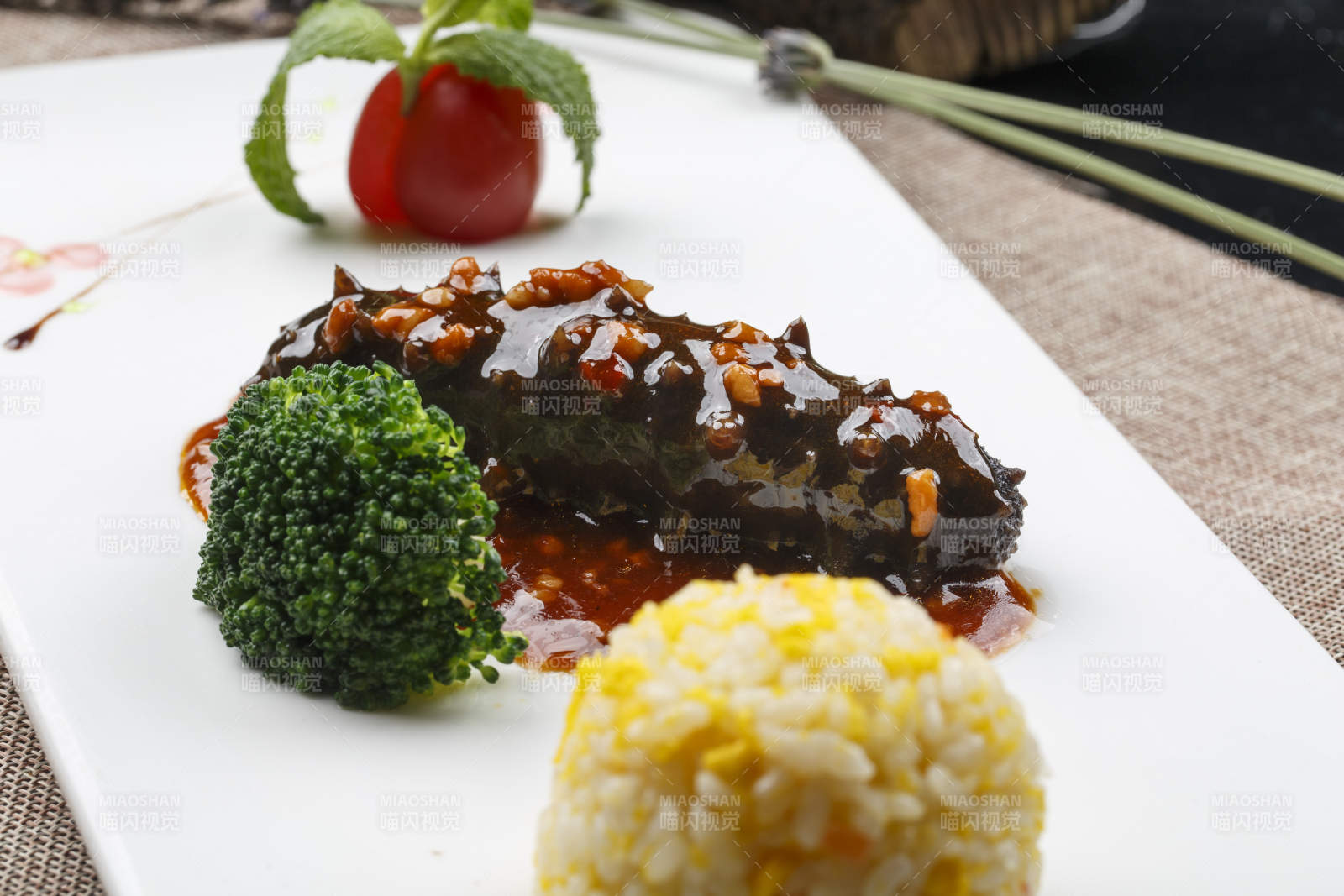 长方形白瓷盘装的肉酱海参捞饭图片