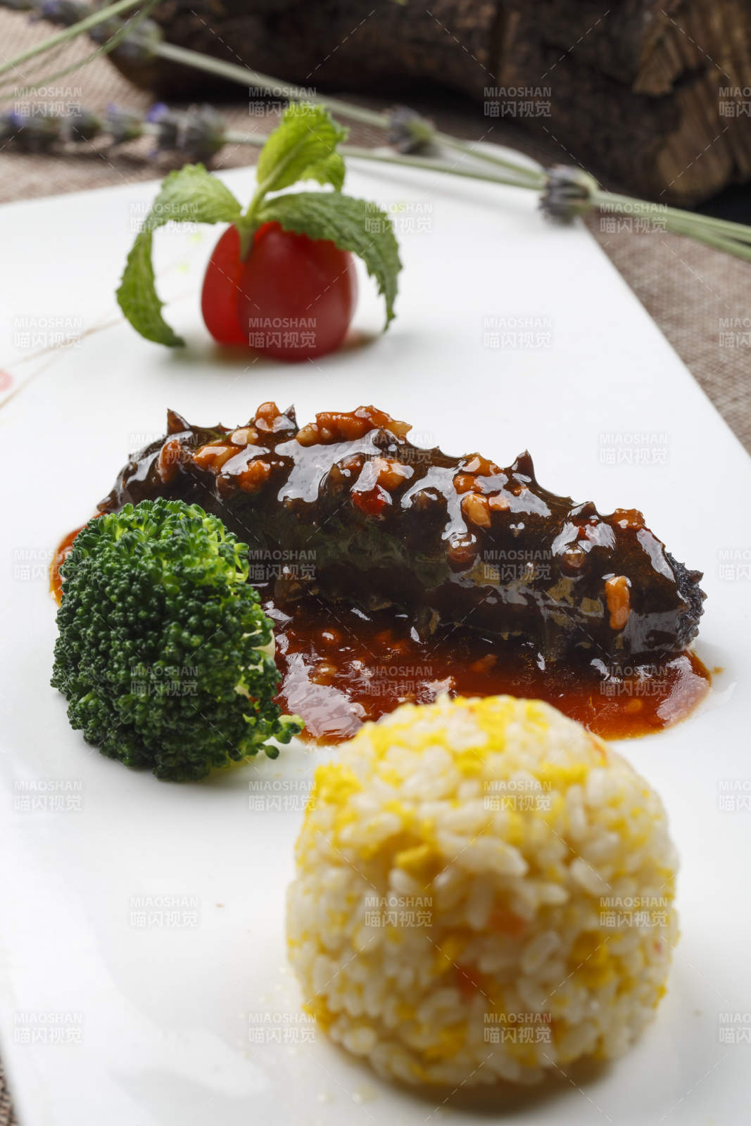 长方形白瓷盘装的肉酱海参捞饭图片