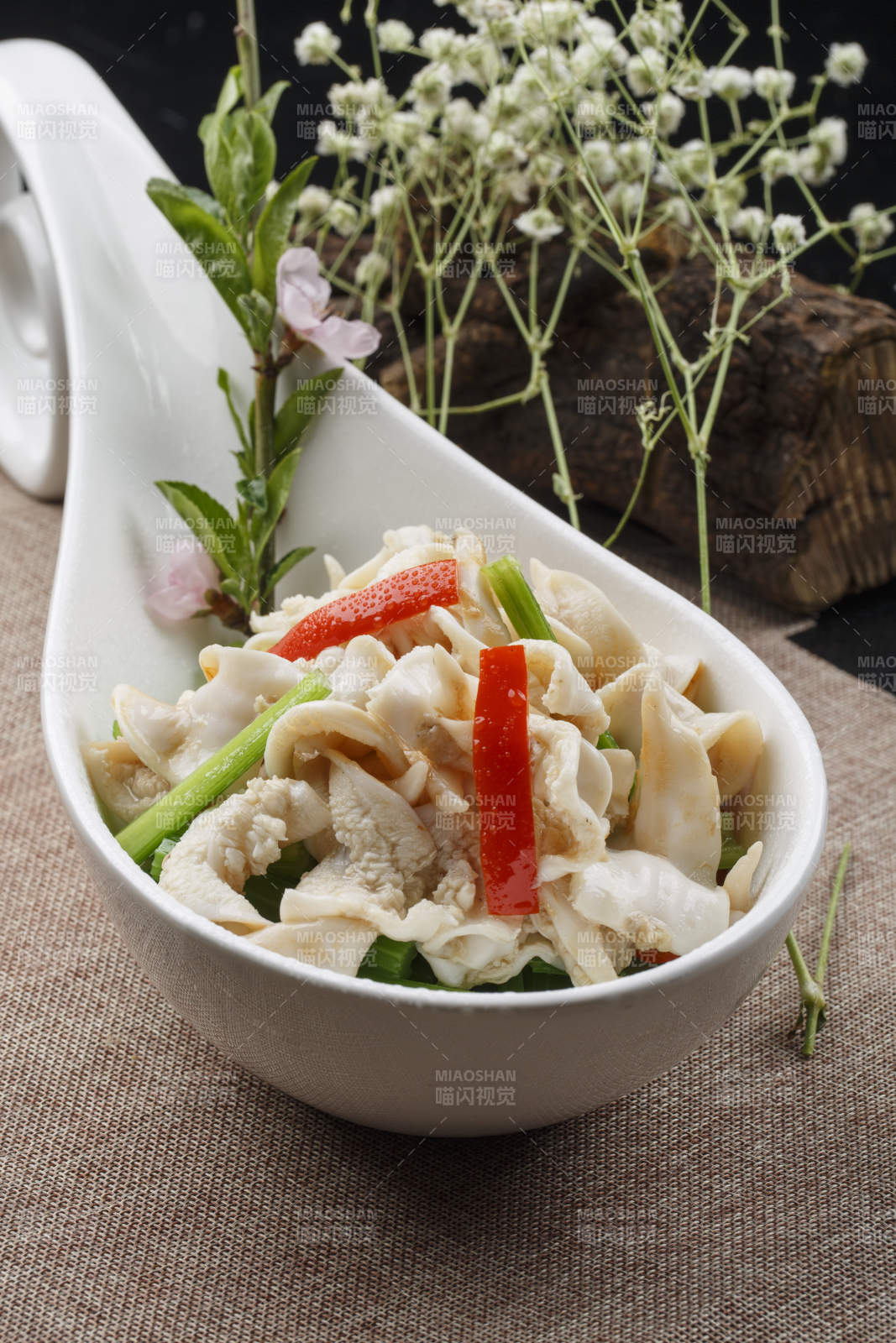 勺型瓷盘装的酸汤鸟贝图片