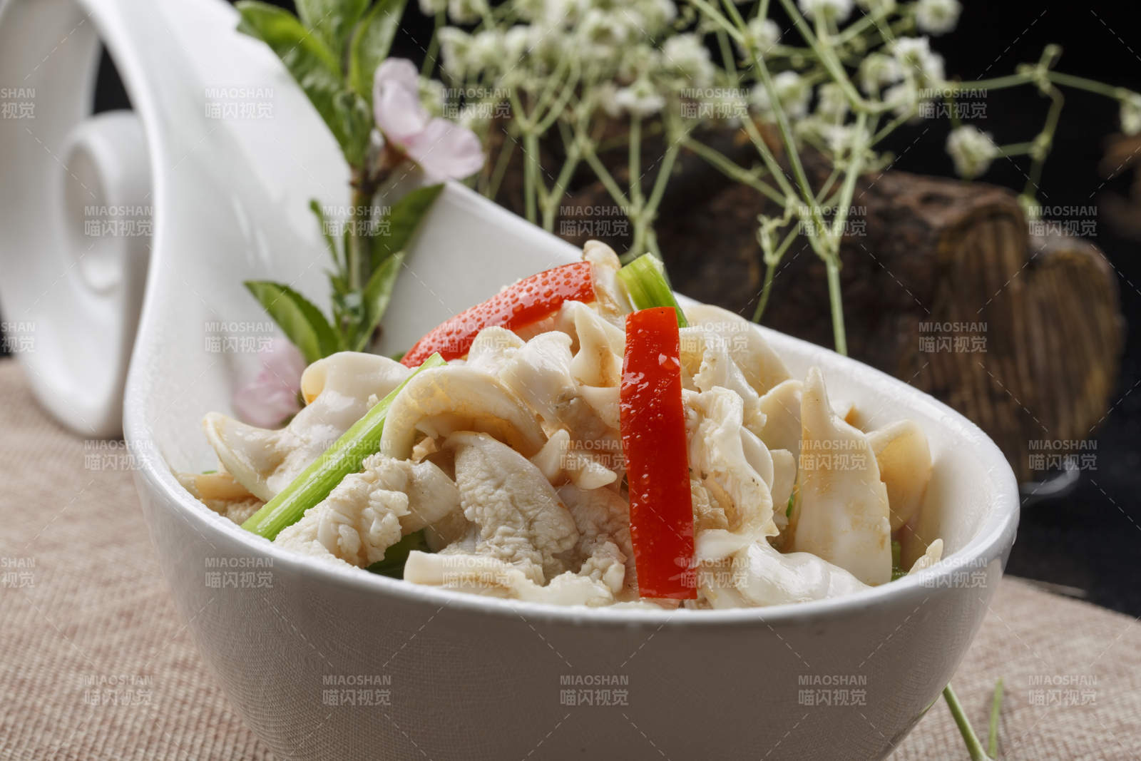 勺型瓷盘装的酸汤鸟贝图片