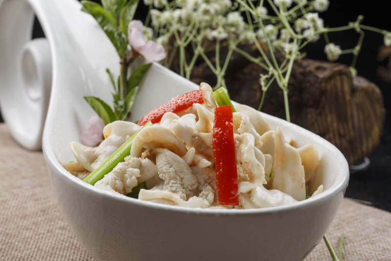 勺型瓷盘装的酸汤鸟贝图片