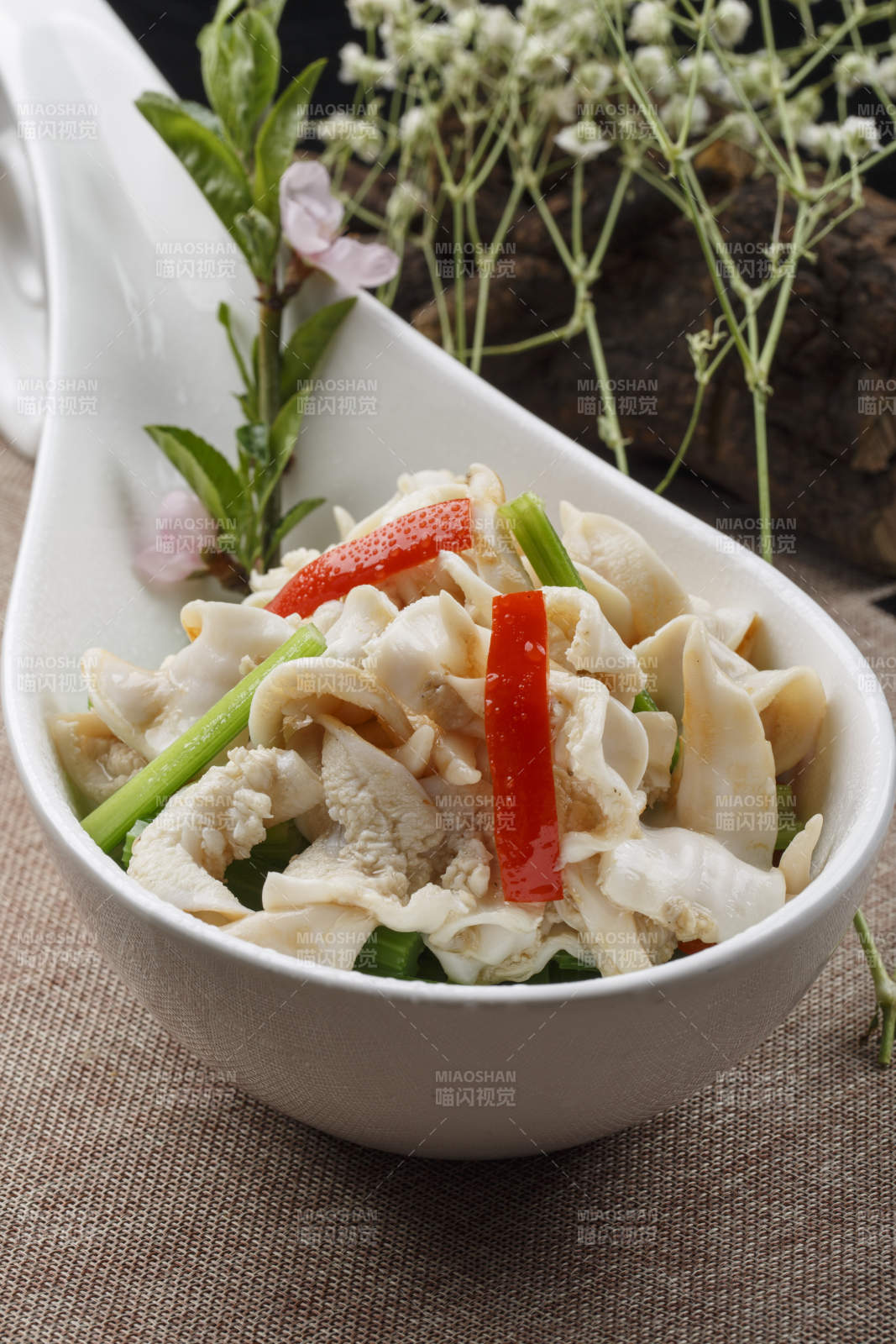 勺型瓷盘装的酸汤鸟贝图片