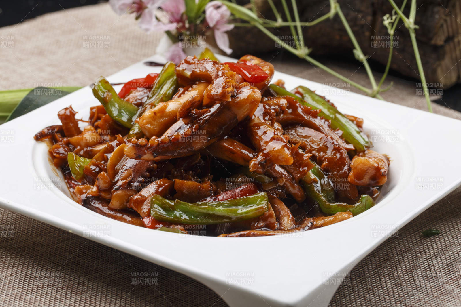 白色瓷盘装的的海鲜香辣酱爆鱿鱼须图片