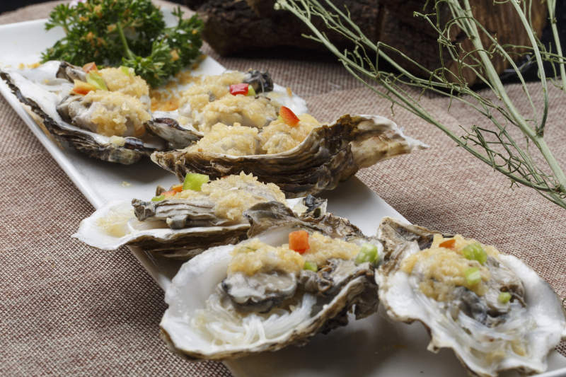 条形白瓷盘装的蒜蓉粉丝蒸生蚝图片