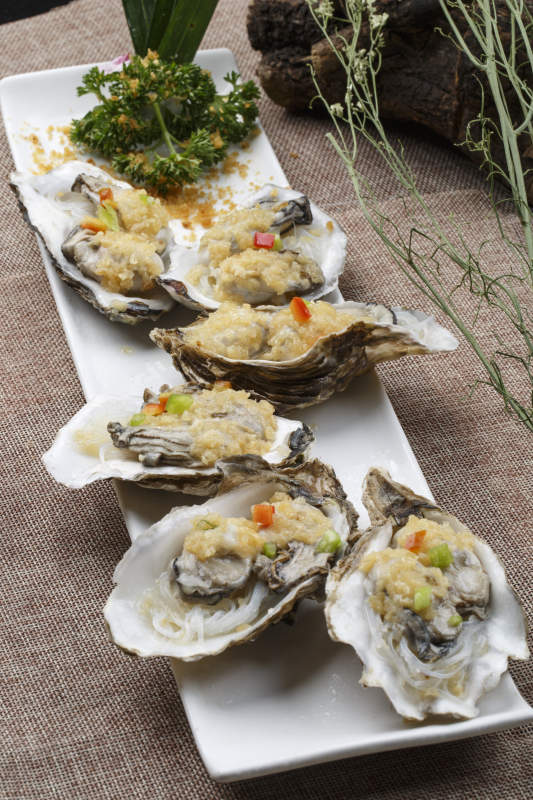 条形白瓷盘装的蒜蓉粉丝蒸生蚝图片