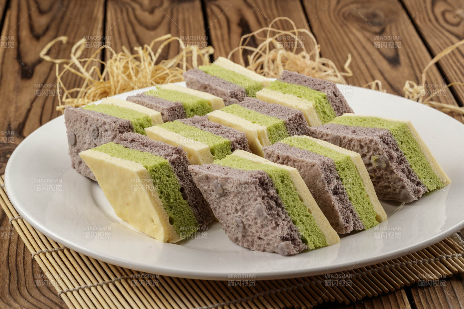 白色圆形磁盘装的三色发糕图片