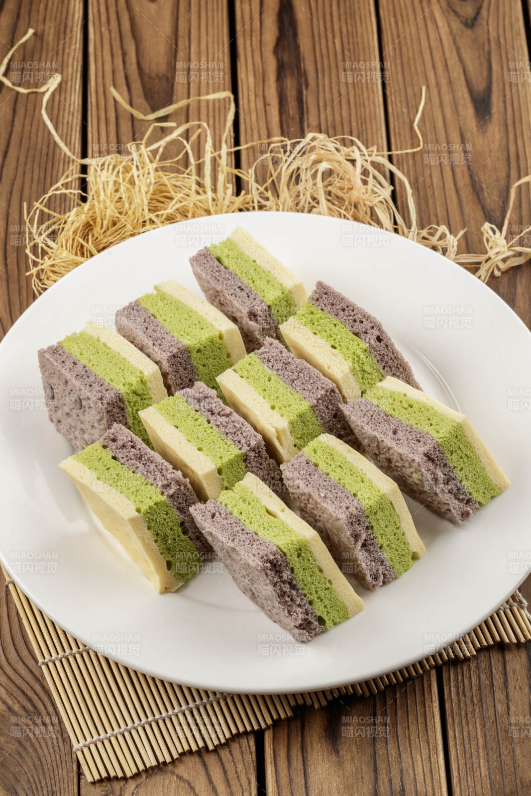 白色圆形磁盘装的三色发糕图片