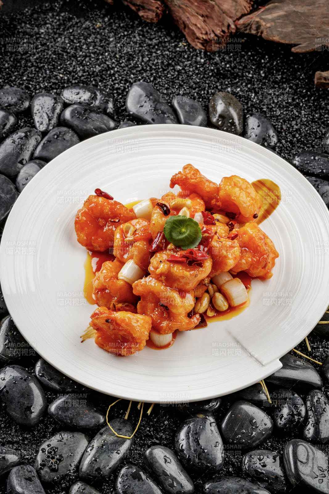 白色圆盘装的宫保大虾球图片
