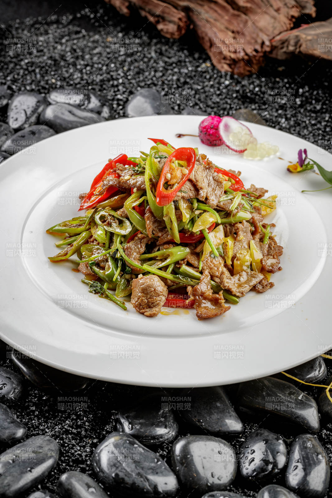 白色圆盘装的小炒黄牛肉图片