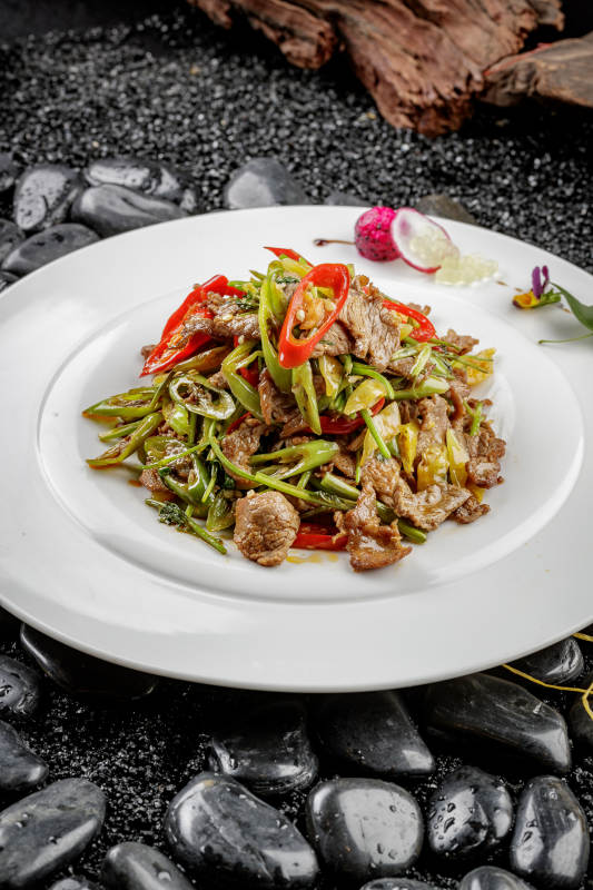 白色圆盘装的小炒黄牛肉图片