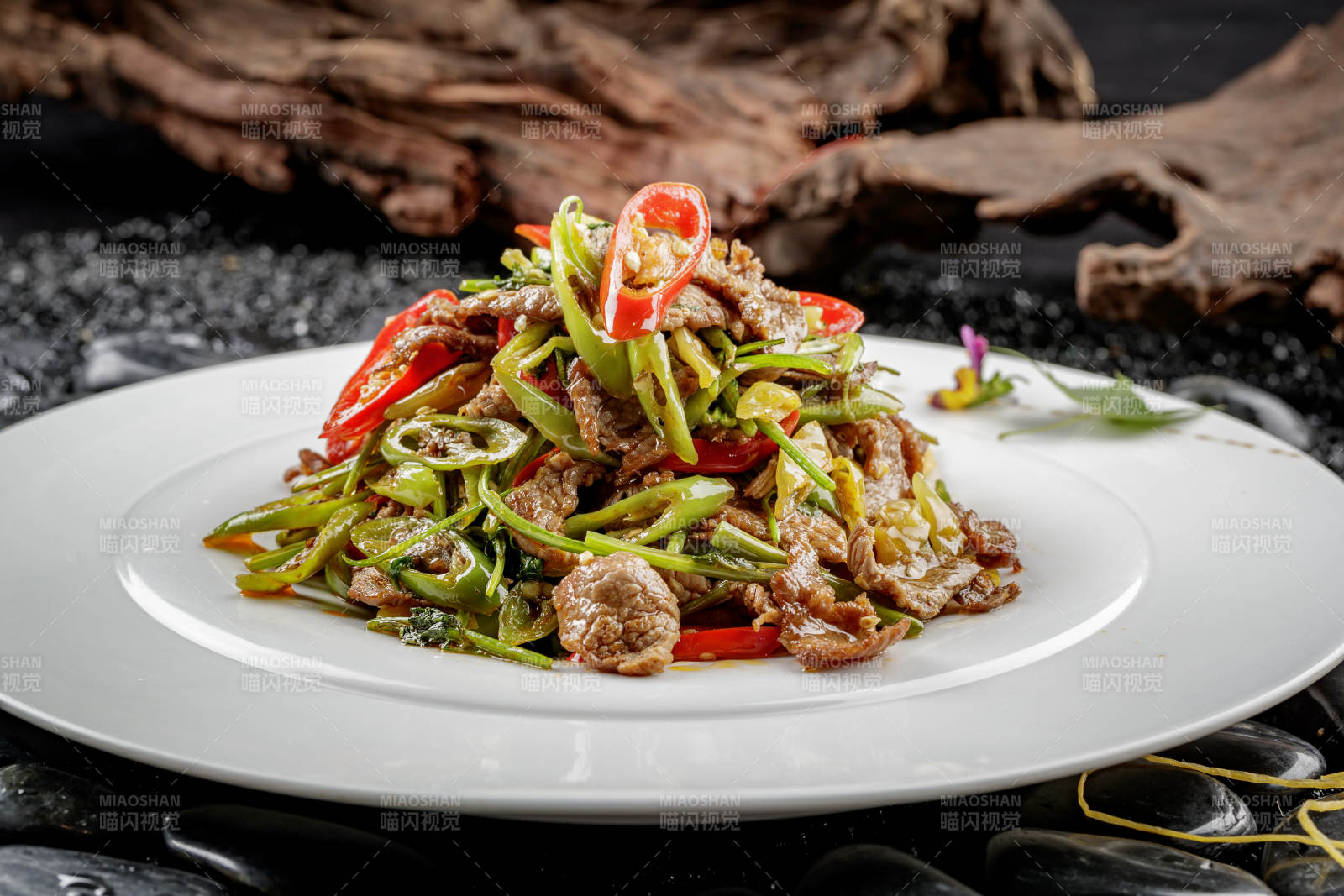 白色圆盘装的小炒黄牛肉图片