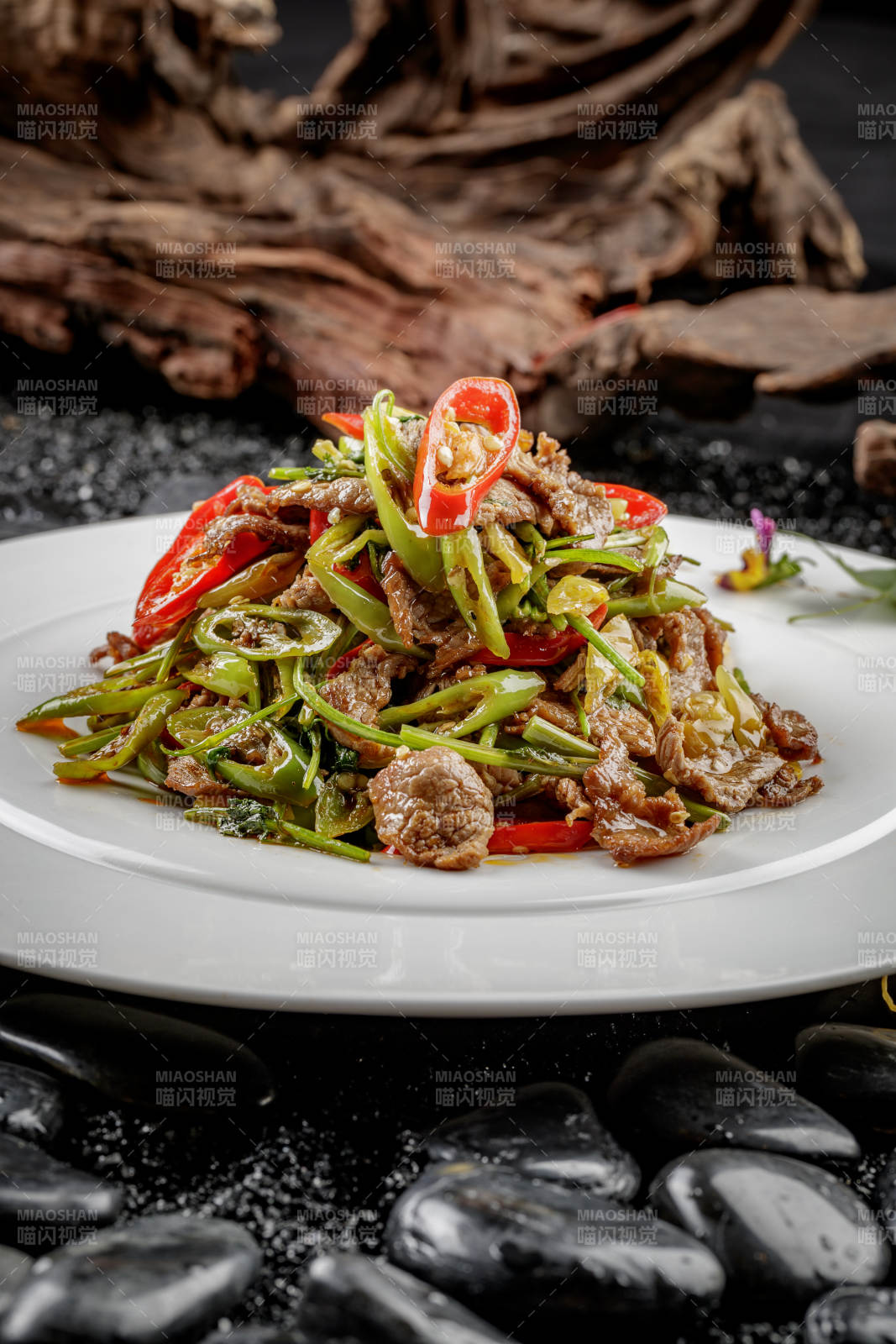 白色圆盘装的小炒黄牛肉图片